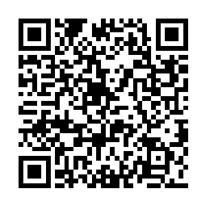 端木璃修长的手指轻柔的穿插在她的墨发中游弋二维码生成