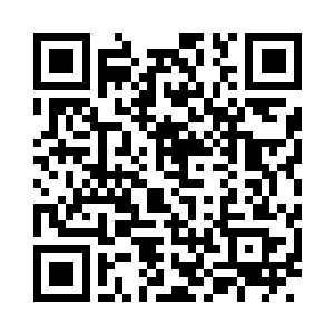 端着的托盘里除了一大碗热气腾腾的鸡汤面二维码生成