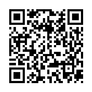 笑着把手边捡到的1911手枪在手里把玩一下二维码生成