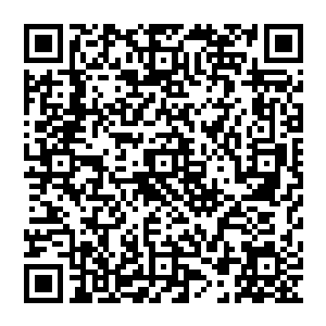 等孟静妍把书包里的东西掏出来摆了满满一桌子的时候小丫头就像被按了消音键似的自动住嘴了二维码生成