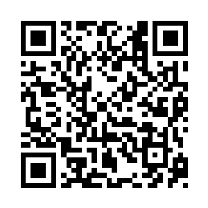 等着船一靠岸并没有表现白迫不及待的样子二维码生成