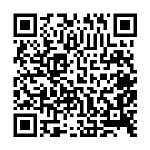 等这四个家伙把带了雪橇的箱子挂在雪地摩托后面拖过来二维码生成