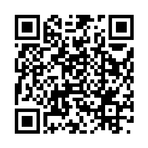 简直像一对情侣似的一起上了一艘白色游艇二维码生成