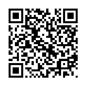 簇簇而落的花瓣点缀着她绯红色的长袍二维码生成