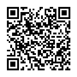 粉红色的塑料水壶上面还印着两个可爱的卡通形象二维码生成