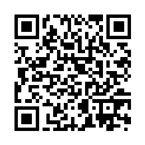 粗糙的双手正各抓着两株奇特的豆苗二维码生成