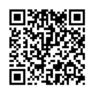 紧张万分趴在地面或者角落的军人们二维码生成