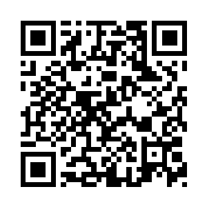 紧张的神色望着前面不停的咳嗽起来的老人二维码生成
