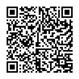 紧接着男子便看见那一拳打向自己的蒙面人被一个从天而降的人砸中倒在地上二维码生成