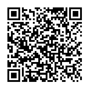 紧贴在自己胸前的身体让那对茁壮挺拔的翘乳挤压出一条诱人的沟壑二维码生成