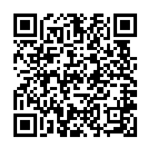 红艳艳的朝霞让天边的蓝色大地倒映出了蓝红的颜色二维码生成