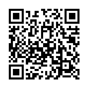 纤纤手指拎起一件粉色半透明的小内内二维码生成