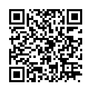 纤长好看的手中把玩着一颗墨色圆珠二维码生成