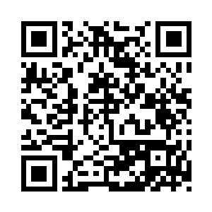 纪古端着一盆切好的水果从厨房中走出来二维码生成