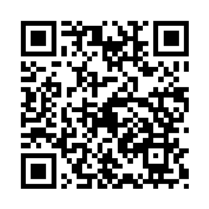 纪念就迈步走到惊讶地转过脸来的纪文景面前二维码生成