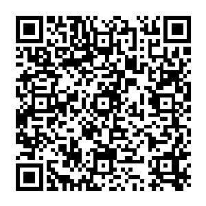 纱仓合香做完自我介绍--这自我介绍倒更像是产品推荐--走到旁边取了个酒杯二维码生成