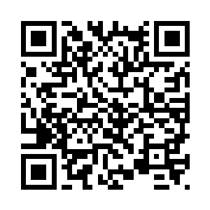 细心的帮儿子擦拭额头细密的汗珠二维码生成