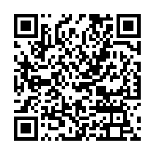 细滑的香舌迎合着对方舌尖凶猛热烈的侵袭纠缠在一起二维码生成