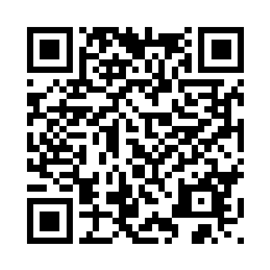 终于他是爬到了这个山洞的边缘了二维码生成