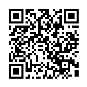 终于忍不住伸手拂去了雕像肩头的枯叶和落花二维码生成