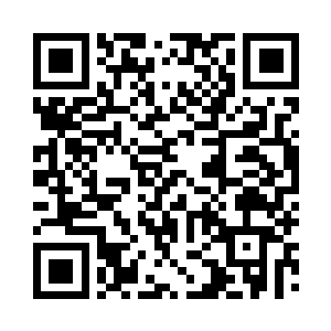 经过柳倩依时还顺便在她脸蛋上捏了一把二维码生成