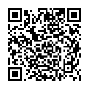 结果看到自家女儿居然凑到那楼下夹板下面去了二维码生成