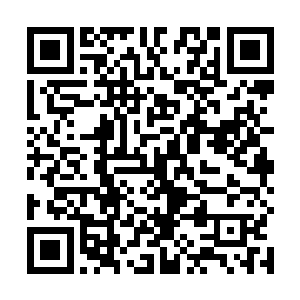 绝倾殇被从帝沧澜肩膀上照射下来的阳光刺的微微眯眼二维码生成