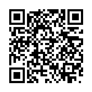 绝尘剑客表情肃穆地看着手中的凡铁之剑二维码生成