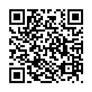 继续在着周围晨练人群的奇异目光下二维码生成