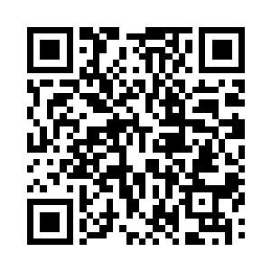 继而从身上掏出一张卡递给身边的服务生二维码生成