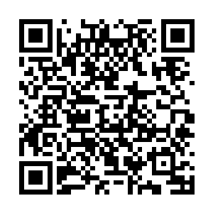 维秘大模在黄色沙漠中白衣飘飘的场景也是极美的二维码生成