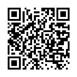 罗业与身边的两名同伴互相搀扶着二维码生成