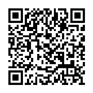 罗卿卿很果断地就从钱包里拿出了自己的银行卡二维码生成