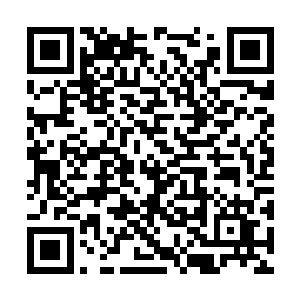 罗宾将木架最右边的一枚拳头大小的红色水晶拿起二维码生成