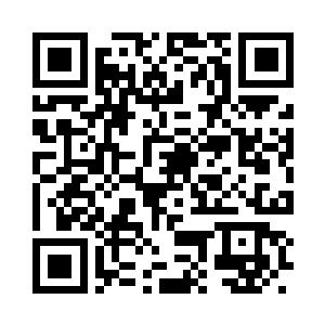 美丽的金鱼三三两两的在鱼缸里游着二维码生成