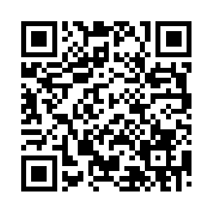 美女也好奇地跟随着他的眼神低下了头二维码生成