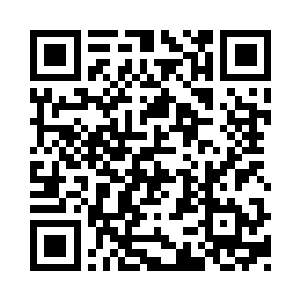 老人匍匐在草地上恳求万能的神灵庇佑草原二维码生成