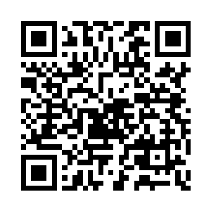 老人和小孩子悠闲在路边和花园中玩耍二维码生成