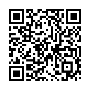 老人在随从的陪同下走在小苍河的半山上二维码生成