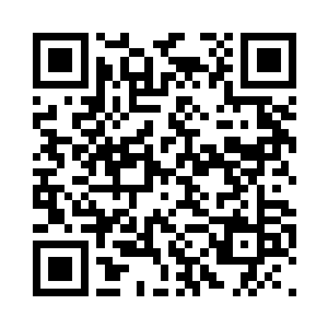 老祖宗拄着一根拐杖站在祠堂的门口二维码生成