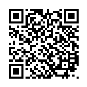 考生排成几列长队鱼贯而入并接受搜检二维码生成