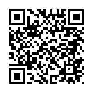 而一把茶壶很随意的放在了栏杆上二维码生成