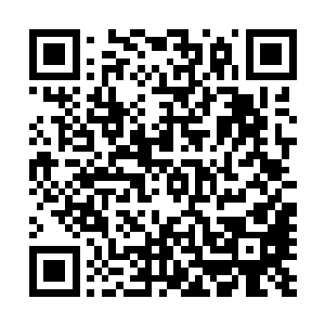 而且他开始感觉到自己手下的坚实土地似乎有点松散的迹象二维码生成