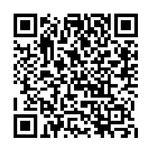 而且所有商业导演的头顶上都压着一个庞然大物二维码生成