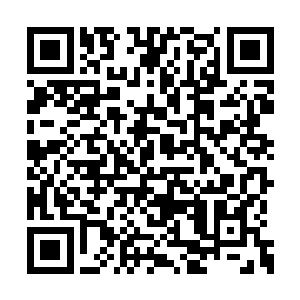 而且说话时还不忘用胳膊肘顶了身边的小胖一下二维码生成