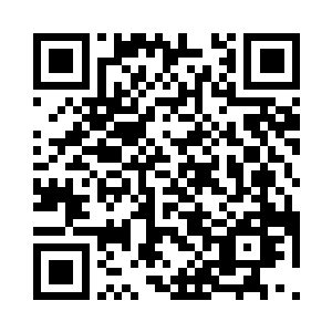 而且身后的两大美女更是让人羡慕不已二维码生成