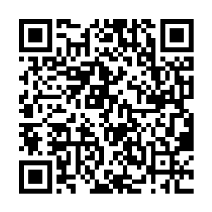 而且这些连着钢筋的预制板都不是朝一个方向翻着的二维码生成