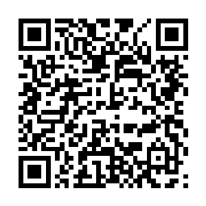 而且这女的还烫着一头土到不能再土的黄金波浪卷儿二维码生成