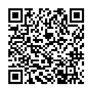 而他的右手已经极快地从旁边桌上的托盘上拿过一把小刀二维码生成