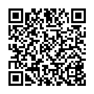 而他的右手手指正在往手表上的某个部位按下去二维码生成